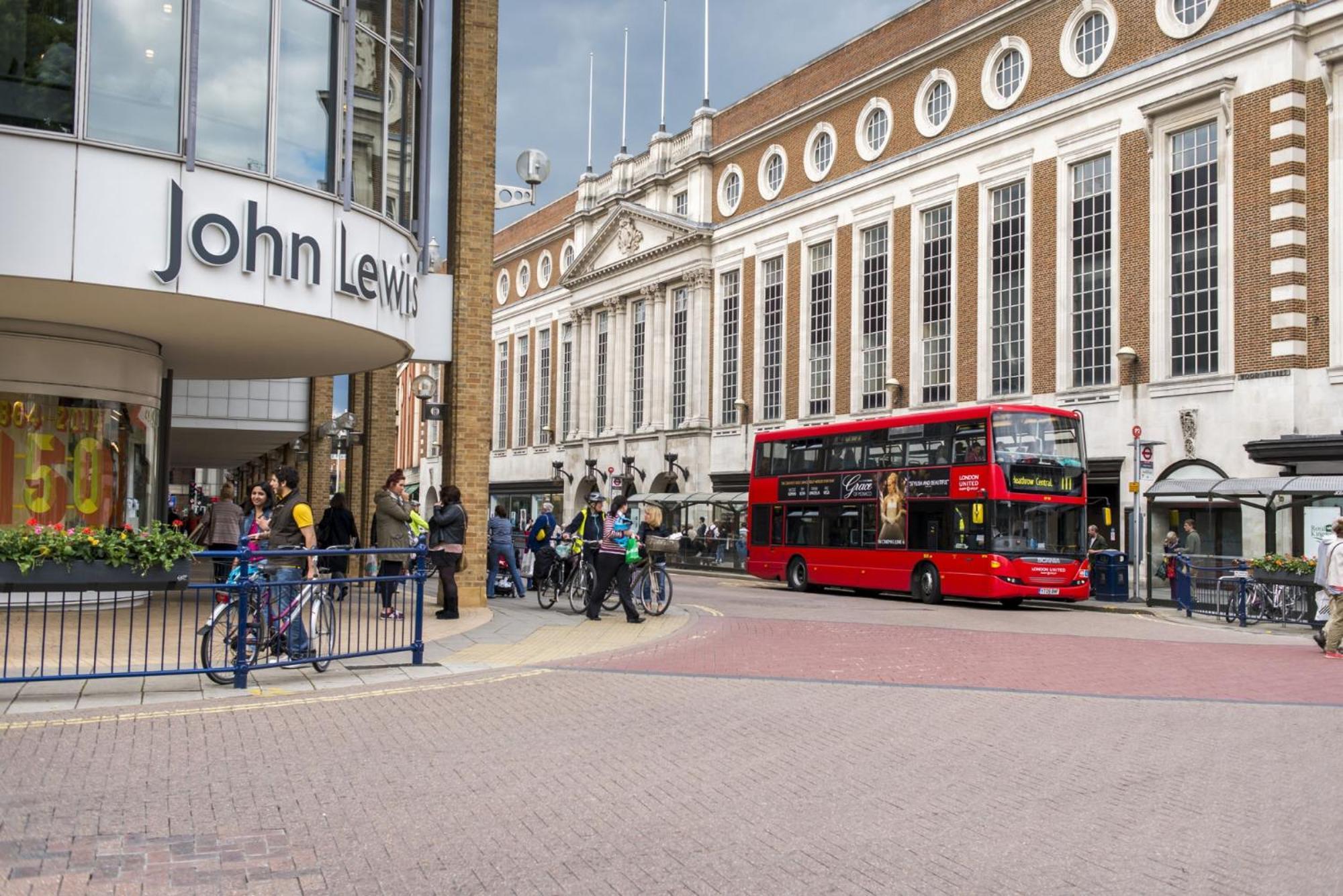 Surbiton Home With Free Parkings, Surbiton, Kingston Upon Thames, Surrey, Greater London Uk Exterior photo